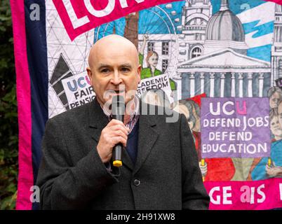 London, Großbritannien. 3rd Dez 2021. Mick Lynch, Generalsekretär des GMT, zeigt seine Solidarität. Seine Mitglieder werden um 7pm Uhr auf der Victoria- und Central-Linie streiken. UCU-Demonstration auf dem Tavistock-Platz. Sie marschieren in Solidarität mit den Hochschulstreiks in die City of London. Die University and College Union kündigte an, dass ihre Mitglieder ihre Arbeit wegen Kürzungen der Renten, Entlohnung und Arbeitsbedingungen einstellen werden. Die Gewerkschaft sagte, dass ab dem 1. Dezember drei aufeinanderfolgende Streiktage bei den 58 Institutionen stattfinden würden, die in diesem Monat die Stimmzettel für Arbeitskampfmaßnahmen unterstützten. Quelle: Tommy London/Alamy Live News Stockfoto