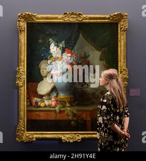 Sotheby’s, London, Großbritannien. 3. Dezember 2021. Meisterbilder und Skulpturen Teil 1, London Vorschau der im Januar 2022 in New York zum Verkauf angebotenen Werke, die am 3. Dezember 2021 in London zu sehen sind. Bild: Anne Vallayer-Coster, Stillleben der Blumen in einer Vase auf einem Tisch neben einer Blumenstrauß mit Früchten und anderen Objekten mit einem Vorhang dahinter, 1774. Schätzung Von 1.500.000 Bis 2.500.000 Us-Dollar. Quelle: Malcolm Park/Alamy Live News Stockfoto