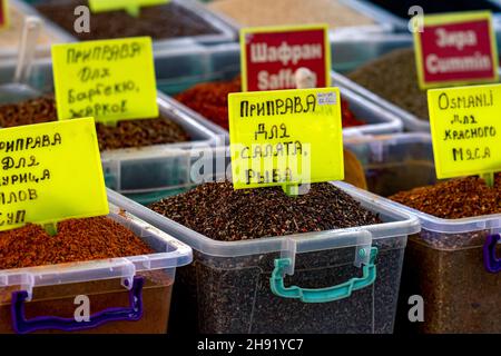 Kemer, Türkei - 08. November 2021: Bunte Gewürze auf einem lokalen Basar Stockfoto