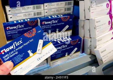 Genrui und Flowflex SARS Cov 2 Antigen Rapid Test Self Testing Kit Tupfer zum Verkauf im Geschäft in Ardara, County Donegal, Irland Stockfoto