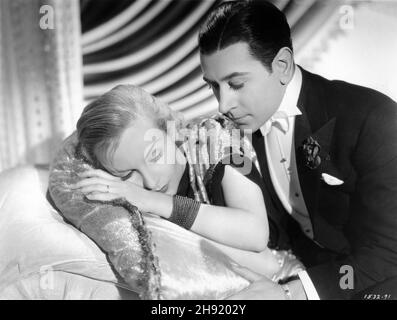 CAROLE LOMBARD und GEORGE FLOSS in RUMBA 1935 Regie MARION GERING Geschichte Guy Endore und Seena Owen Kostümdesign Travis Banton Paramount Picturms Stockfoto