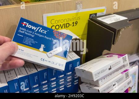 Flowflex SARS Cov 2 Antigen Rapid Test Self Testing Kit zum Verkauf im Geschäft in Ardara, County Donegal, Irland Stockfoto