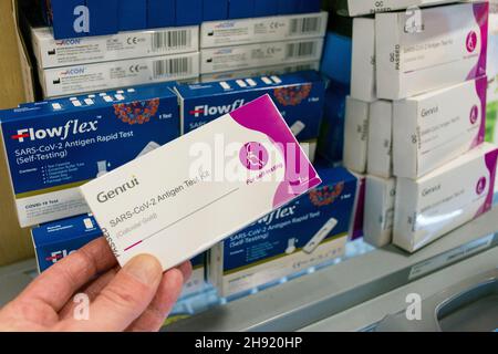 Genrui und Flowflex SARS Cov 2 Antigen Rapid Test Self Testing Kit Tupfer zum Verkauf im Geschäft in Ardara, County Donegal, Irland Stockfoto