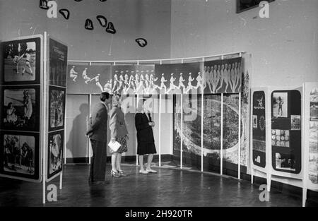 Warszawa, 1947-05. Muzeum Narodowe. Wystawa '50 lat filmu francuskiego'. Dok³adny dzieñ wydarzenia nieustalony. bk/ak PAP Warschau, 1. Mai 1947. Das Nationalmuseum. Die Ausstellung mit dem Titel '50 Jahre französischer Film.' bk/ak PAP Stockfoto