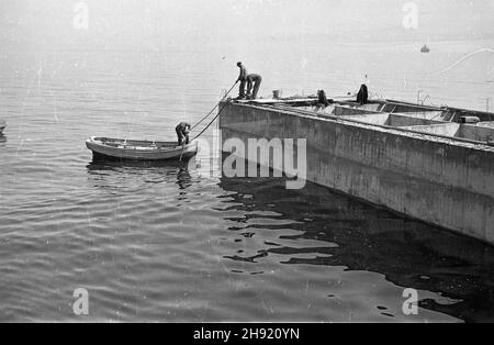 Gdynia, 1947-05. Anschluss. PRACE przy wzmacnianiu i odbudowie nabrze¿a.. Dok³adny dzieñ wydarzenia nieustalony. bk/ak PAP Gdynia, Mai 1947. Der Port. Die Pier Rekonstruktion und Verstärkung arbeiten. bk/ak PAP Stockfoto