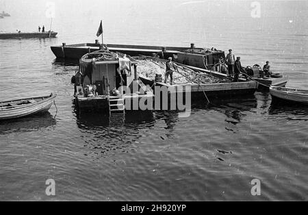 Gdynia, 1947-05. Anschluss. PRACE przy wzmacnianiu i odbudowie nabrze¿a.. NZ. Barki z piaskiem. Dok³adny dzieñ wydarzenia nieustalony. bk/ak PAP Gdynia, Mai 1947. Der Port. Die Pier Rekonstruktion und Verstärkung arbeiten. Im Bild: Lastkähne mit Sand. bk/ak PAP Stockfoto