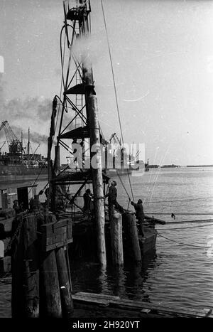 Gdynia, 1947-05. Anschluss. PRACE przy wzmacnianiu i odbudowie nabrze¿a.. NZ. kafar wbija pal w dno basenu portowego. Dok³adny dzieñ wydarzenia nieustalony. bk/ak PAP Gdynia, Mai 1947. Der Port. Wiederaufbau und Verstärkung der Wharf. Im Bild: Der Pfahlfahrer hämmert eine Säule in das Dock. bk/ak PAP Stockfoto