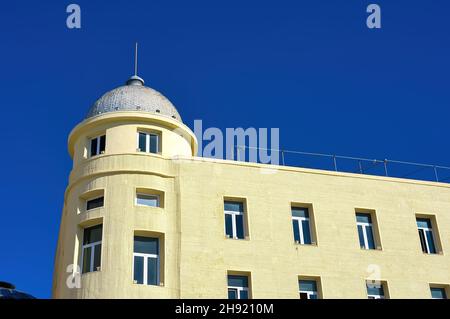 VOLOS, GRIECHENLAND - 02. Dez 2021: Universität von Thessalien, emblematisches historisches Gebäude an der Küste von Volos, Griechenland, neoklassische Architektur Stockfoto