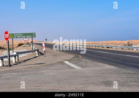 Ein straßenschild Regie nach Walvis Bay in der Nähe von Swakopmund Namibia im südlichen Afrika am Atlantik gegen einen blauen Himmel und Sanddünen in der backgroun Stockfoto