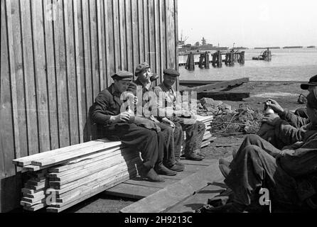 Gdynia, 1947-05. Anschluss. Robotnicy portowi podczas przerwy na posi³ek. Dok³adny dzieñ wydarzenia nieustalony. bk/ak PAP Gdynia, Mai 1947. Der Port. Arbeiter während einer Mittagspause. bk/ak PAP Stockfoto