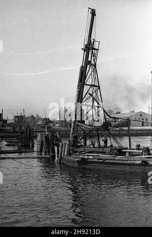 Gdynia, 1947-05. Anschluss. PRACE przy wzmacnianiu i odbudowie nabrze¿a.. NZ. kafar wbija pal w dno basenu portowego. Dok³adny dzieñ wydarzenia nieustalony. bk/ak PAP Gdynia, Mai 1947. Der Port. Die Pier Rekonstruktion und Verstärkung arbeiten. Im Bild: Der Pfahlfahrer hämmert in eine Säule ins Dock. bk/ak PAP Stockfoto