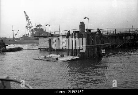 Gdynia, 1947-05. Anschluss. PRACE przy wzmacnianiu i odbudowie nabrze¿a.. NZ. Robotnicy pracuj¹ przy palach, wbitych w dno basenu portowego. Dok³adny dzieñ wydarzenia nieustalony. bk/ak PAP Gdynia, Mai 1947. Der Port. Die Pier Rekonstruktion und Verstärkung arbeiten. Im Bild: Arbeiter verstärken in das Dock gehämmerte Säulen. bk/ak PAP Stockfoto