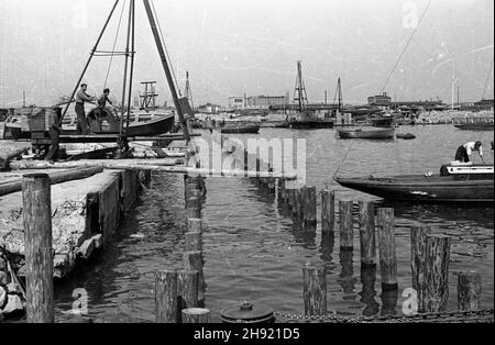 Gdynia, 1947-05. Anschluss. NZ. widaæ wbijanie s³upów s³u¿¹cych do wzmocnienia nabrze¿a. Dok³adny dzieñ wydarzenia nieustalony. bk/ak PAP Gdynia, Mai 1947. Der Port. Im Bild: Das Einhaken von Säulen zur Verstärkung des Kaimers. bk/ak PAP Stockfoto