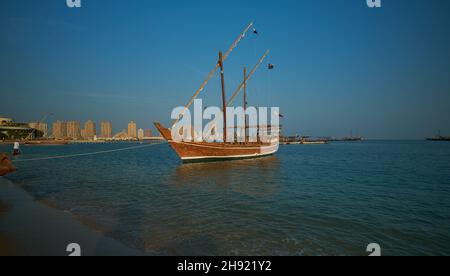 Katara 11. Traditionelles Dhow-Festival in Doha Qatar Nachmittag Aufnahme zeigt Daus mit Qatar Flagge im Arabischen Golf Stockfoto