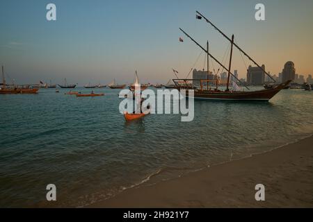 Katara elftes traditionelles Dhow-Festival in Doha Qatar Sunset shot zeigt Daus mit Qatar Flag im Arabischen Golf Stockfoto
