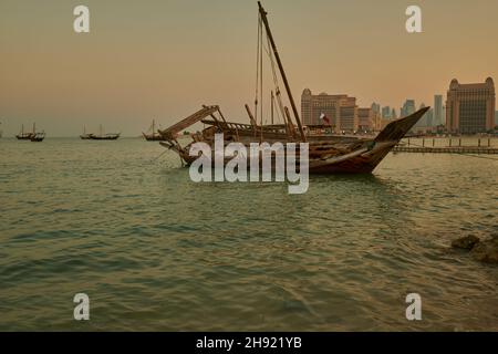 Katara elftes traditionelles Dhow-Festival in Doha Qatar Sunset shot zeigt Daus mit Qatar Flag im Arabischen Golf Stockfoto