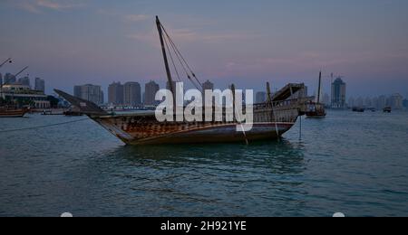 Katara elftes traditionelles Dhow-Festival in Doha Qatar Sunset shot zeigt Daus mit Qatar Flag im Arabischen Golf Stockfoto