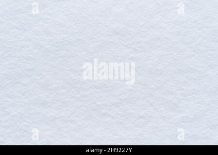 Abstrakter, heller Winterhintergrund mit Textur aus frisch gefallener Schneedecke Stockfoto