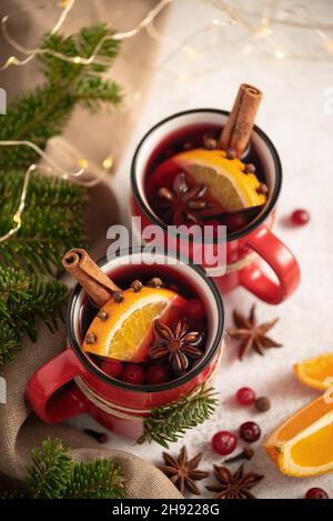 Glühwein in roten Tassen auf einem festlichen Weihnachtstisch Stockfoto