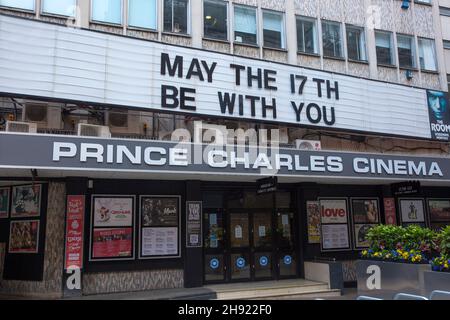 Eine Nachricht, die das Datum der Wiedereröffnung anzeigt, ist auf der Vorderseite des Prince Charles Cinema im Zentrum von London vor der nächsten Stufe der Lockerung zu sehen. Stockfoto