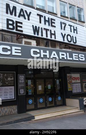 Eine Nachricht, die das Datum der Wiedereröffnung anzeigt, ist auf der Vorderseite des Prince Charles Cinema im Zentrum von London vor der nächsten Stufe der Lockerung zu sehen. Stockfoto