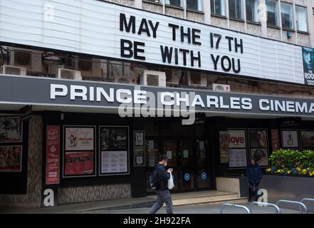 Eine Nachricht, die das Datum der Wiedereröffnung anzeigt, ist auf der Vorderseite des Prince Charles Cinema im Zentrum von London vor der nächsten Stufe der Lockerung zu sehen. Stockfoto