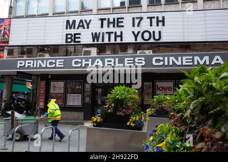 Eine Nachricht, die das Datum der Wiedereröffnung anzeigt, ist auf der Vorderseite des Prince Charles Cinema im Zentrum von London vor der nächsten Stufe der Lockerung zu sehen. Stockfoto