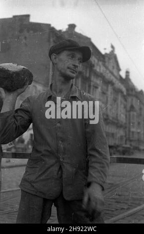 Warszawa, 1947-05. PRACE torowe na skrzy¿owaniu ul. Marsza³kowskiej i Al. Jerozolimskich. NZ. robotnik podczas pracy. bb/gr PAP Dok³adny dzieñ wydarzenia nieustalony. Warschau, Mai 1947. Die Rekonstruktion einer Straßenbahnlinie an der Kreuzung der Straßen Marszalkowska und Jerozolimskie Ave. Im Bild: Ein Arbeiter. bb/gr PAP Stockfoto