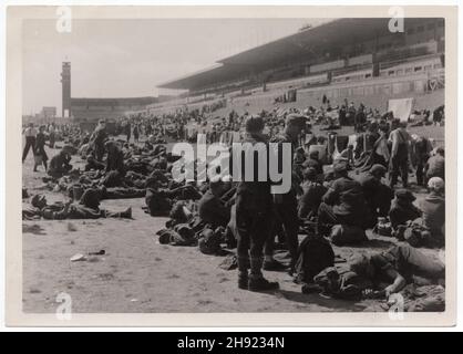 Deutsche Soldaten internierten in den Internierungslagern auf dem Gelände des Strahov-Stadions (Velký strahovský Stadion) in Prag, Tschechoslowakei. Im Mai 1945 wurden deutsche Soldaten sowie deutsche Flüchtlinge und deutsche Einwohner Prags im Strahov-Stadion interniert, bevor sie aus der Tschechoslowakei deportiert wurden. Schwarz-Weiß-Fotografie eines unbekannten Fotografen datiert wahrscheinlich aus der zweiten Maihälfte 1945. Mit freundlicher Genehmigung der Fotosammlung Azoor. Stockfoto