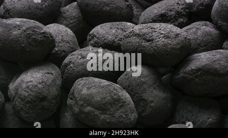 Holzkohlebriketts für BBQ, Hintergrundstruktur, Seitenansicht Nahaufnahme in geringer Schärfentiefe Stockfoto