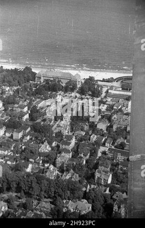 Sopot, 1947-05. Widok lotniczy Centrum miasta od strony l¹du, nad brzegiem Zatoki Gdañskiej, przy pla¿y - Grand Hotel. bb/gr PAP Dok³adny dzieñ wydarzenia nieustalony. Sopot, Mai 1947. Ein Blick aus der Vogelperspektive auf Sopot und die Bucht von Gdanska. Das Grand Hotel am Strand. bb/gr PAP Stockfoto