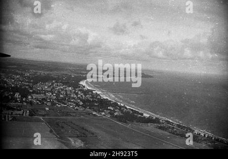 Sopot, 1947-05. Widok lotniczy miasta i Zatoki Gdañskiej od strony l¹du. bb/gr PAP Dok³adny dzieñ wydarzenia nieustalony. Sopot, Mai 1947. Ein Blick aus der Vogelperspektive auf Sopot und die Bucht von Gdanska. bb/gr PAP Stockfoto