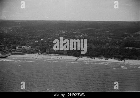 Sopot, 1947-05. Widok lotniczy miasta od strony Zatoki Gdañskiej, z pla¿¹ i Grand Hotelem (C). bb/gr PAP Dok³adny dzieñ wydarzenia nieustalony. Sopot, Mai 1947. Die Vogelperspektive auf Sopot und die Bucht von Gdanska. Im Bild: Der Strand und das Grand Hotel. bb/gr PAP Stockfoto