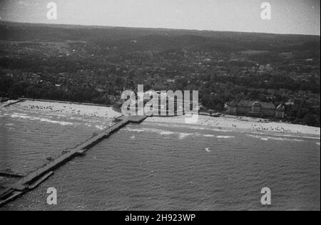 Sopot, 1947-05. Widok lotniczy miasta od strony Zatoki Gdañskiej, z molem, latarni¹ morsk¹ i Grand Hotelem. bb/gr PAP Dok³adny dzieñ wydarzenia nieustalony. Sopot, Mai 1947. Die Vogelperspektive auf Sopot und die Bucht von Gdanska. Im Bild: Der Pier, der Leuchtturm und das Grand Hotel. bb/gr PAP Stockfoto