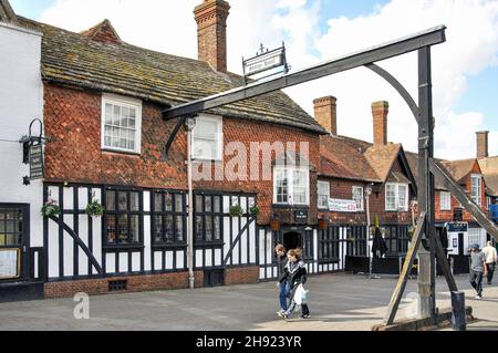 Das 17. Jahrhundert George Hotel, High Street, Crawley, West Sussex, England, Vereinigtes Königreich Stockfoto