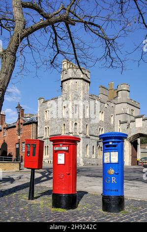 Roter Briefkasten, Briefmarkenspender und blauer Luftpostkasten, High Street, Windsor, Vereinigtes Königreich Stockfoto