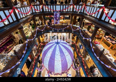 London, Großbritannien. 3. Dezember 2021. Eine allgemeine Ansicht der Weihnachtsdekorationen im Kaufhaus Liberty in Form einer riesigen hängenden Kugel. Kredit: Stephen Chung / Alamy Live Nachrichten Stockfoto