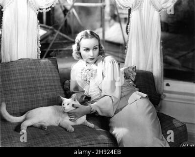 CAROLE LOMBARD und WHITEY the Cat in DEN HÄNDEN ÜBER DEN TISCH 1935 Regisseur MITCHELL LEISEN Geschichte der Kameramann von Vina Delmar Ted Tetzlaff kleidet sich für Miss Lombard und wurde von Travis Banton Paramount Picturn entworfen Stockfoto