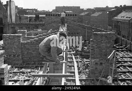 Warszawa, 1947-05. Robotnicy podczas prax budowlanych przy ul. Nowy Œwiat. W g³êbi widoczny gmach Banku Gospodarstwa Krajowego. bb/gr PAP Dok³adny dzieñ wydarzenia nieustalony. Warschau, Mai 1947. Arbeiter rekonstruieren Gebäude in der Nowy Swiat Street. Im Hintergrund das Gebäude der National Economy Bank. bb/gr PAP Stockfoto