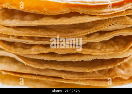 Schichten von gebackenen Krümel Kuchen aus Blätterteig für Kuchen. Halbzeug für Kuchen. Nahaufnahme, selektiver Fokus, geringe Schärfentiefe Stockfoto