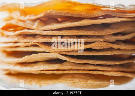 Schichten von gebackenen Krümel Kuchen aus Blätterteig für Kuchen. Halbzeug für Kuchen. Nahaufnahme, selektiver Fokus, geringe Schärfentiefe Stockfoto