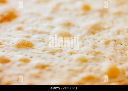 Textur von gebackenen Krümel Kuchen aus Blätterteig für Kuchen. Halbzeug für Kuchen. Nahaufnahme von oben selektiver Fokus, geringe Fieltiefe Stockfoto