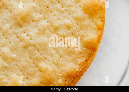 Textur von gebackenen Krümel Kuchen aus Blätterteig für Kuchen. Halbzeug für Kuchen, Nahaufnahme von oben Stockfoto