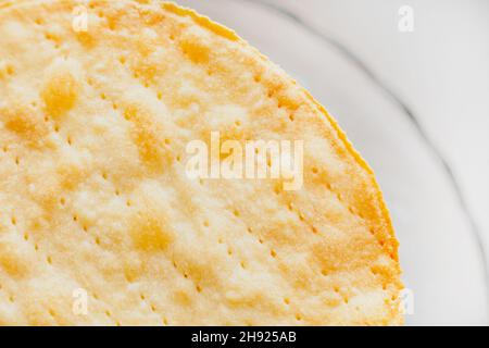 Textur von gebackenen Krümel Kuchen aus Blätterteig für Kuchen. Halbzeug für Kuchen, Nahaufnahme von oben Stockfoto