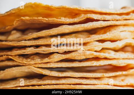 Schichten von gebackenen Krümel Kuchen aus Blätterteig für Kuchen. Halbzeug für Kuchen. Nahaufnahme, selektiver Fokus, geringe Schärfentiefe Stockfoto