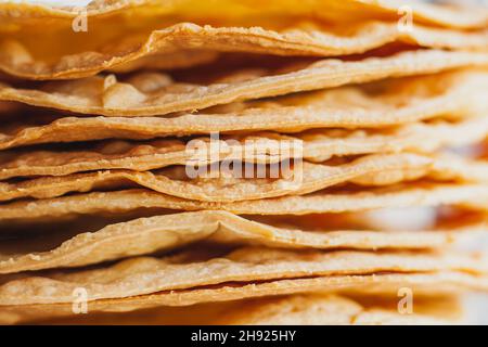 Schichten von gebackenen Krümel Kuchen aus Blätterteig für Kuchen. Halbzeug für Kuchen. Nahaufnahme, selektiver Fokus, geringe Schärfentiefe Stockfoto