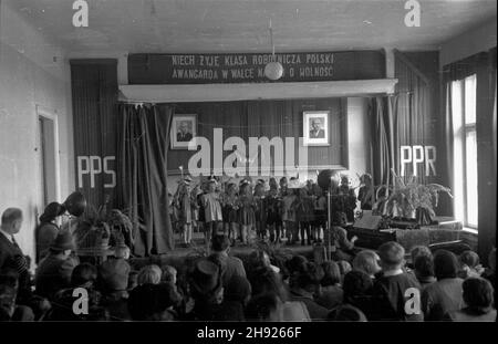 Polska, 1947-05-01. Dzieciêce wystêpy œwietlicowe z okazji Œwiêta pracy - 1 Maja. NZ. grupa dzieci na scenie, w tle portety: Premiera Józefa Cyrankiewicza (L), wicepremiera W³adys³awa Gomu³ki oraz has³o propagandowe. bb/gr PAP Polen, 1. Mai 1947. Ein Mayday-Fest für Kinder. Hinten Bilder von Ministerpräsident Jozef Cyrankiewicz (links) und dem stellvertretenden Ministerpräsidenten Wladyslaw Gomulka und einem Propagandaspruch. bb/gr PAP Stockfoto