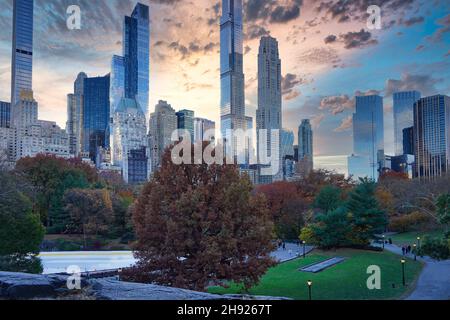 Skyline von Manhattan, südwestlich vom Central Park, mit hohen, schmalen Wolkenkratzern auf der Milliardäre' Row Stockfoto