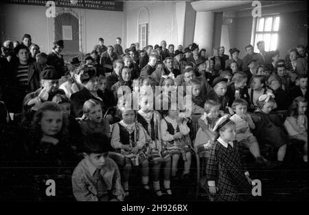 Polska, 1947-05-01. Dzieciêce wystêpy œwietlicowe z okazji Œwiêta pracy - 1 Maja. NZ. publicznoœæ. bb/gr PAP Polen, 1. Mai 1947. Ein Mayday-Fest für Kinder. Im Bild: Das Publikum. bb/gr PAP Stockfoto