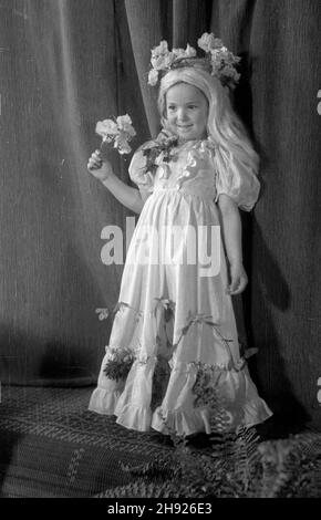 Polska, 1947-05-01. Dzieciêce wystêpy œwietlicowe z okazji Œwiêta pracy - 1 Maja. bb/gr PAP Polen, 1. Mai 1947. Ein Mayday-Fest für Kinder. bb/gr PAP Stockfoto